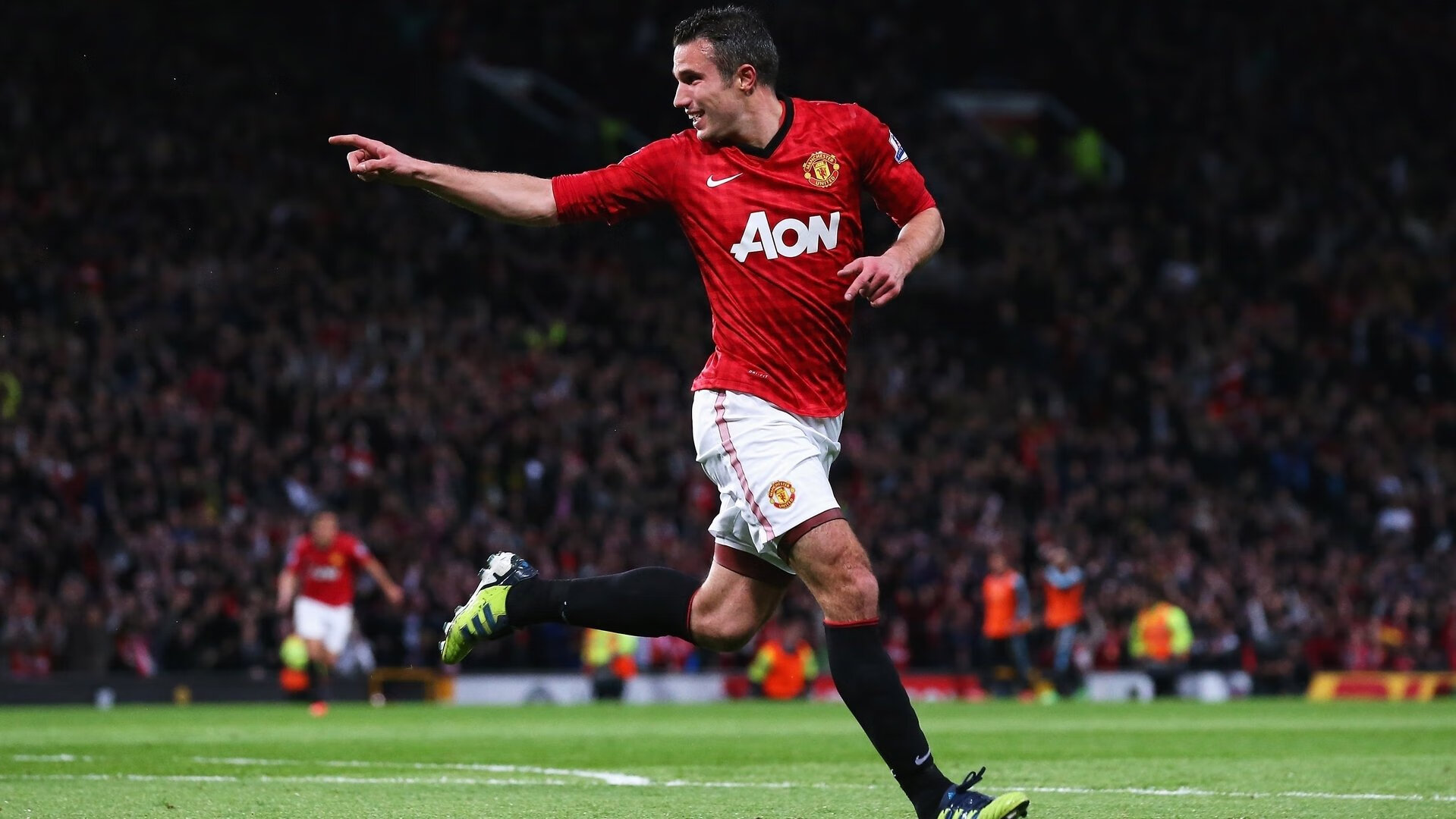 爱游戏电竞-西甲新星持续涌现，未来之星不断培养，未来之星足球队的教练和小队员正在研究