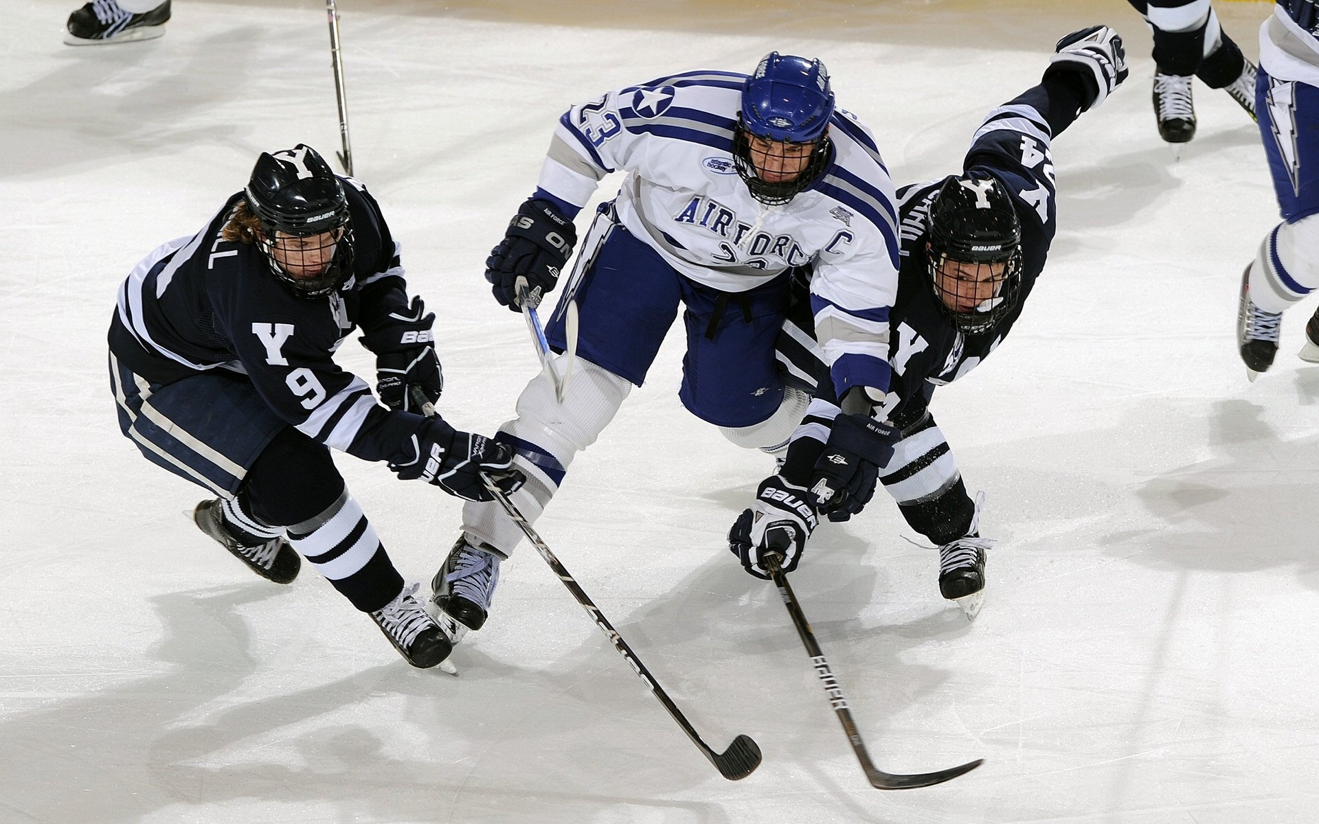 爱游戏官方入口-车迷热议：哪个车队将称霸2025赛季？